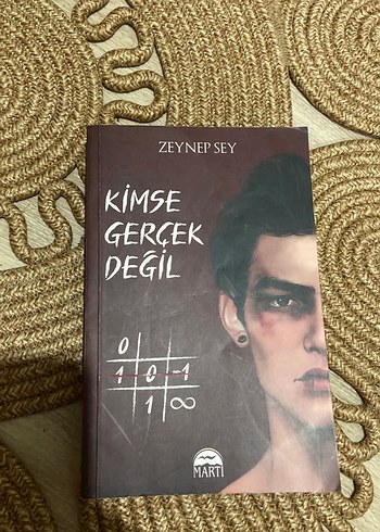 Kimse Gerçek Değil - Zeynep Sey