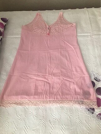 Pembe gecelik