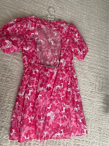 Pembe elbise