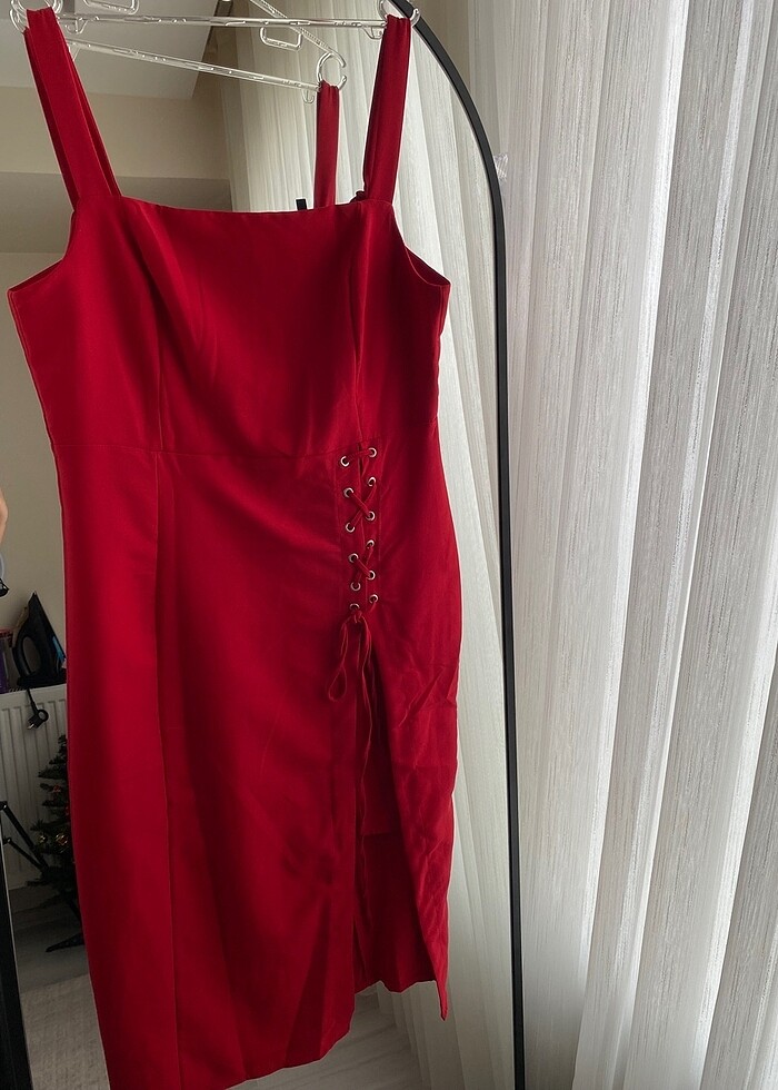 Kırmızı elbise - Görsel 2