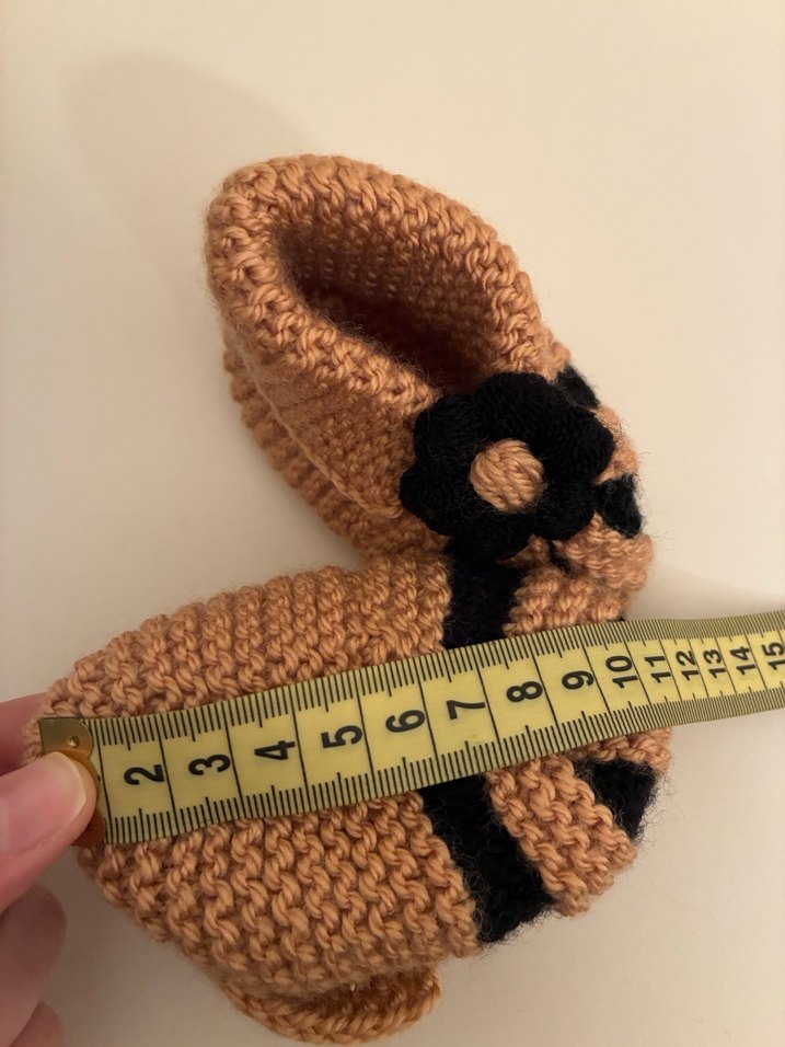 Kahverengi Örgü Kız Bebek Patik - Görsel 2