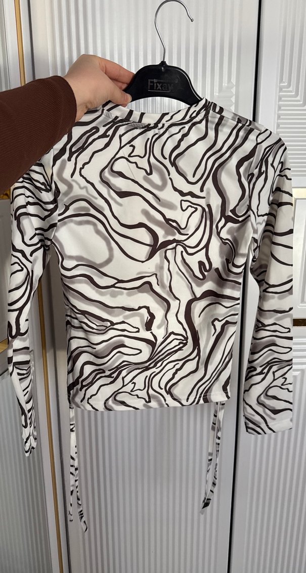 Zebra Desenli Uzun Kollu Fitted Bluz - Görsel 3