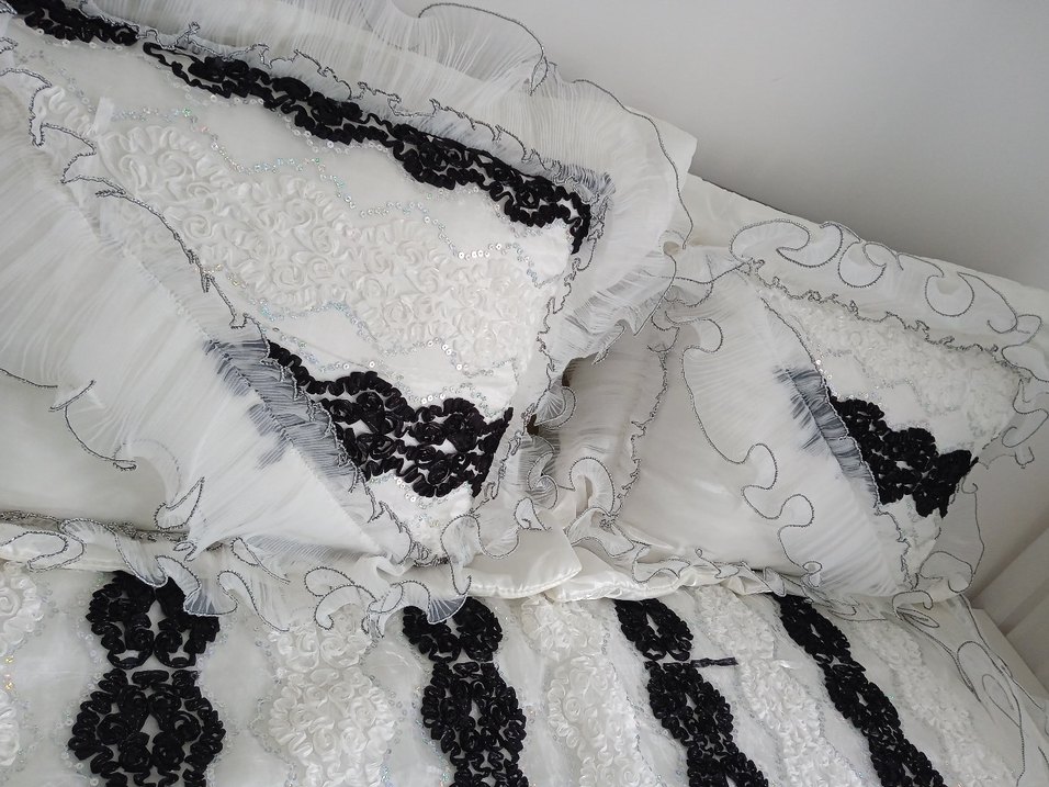 Nakışlı Beyaz Gri Yatak Örtüsü - Görsel 3