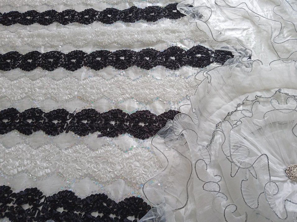 Nakışlı Beyaz Gri Yatak Örtüsü - Görsel 2