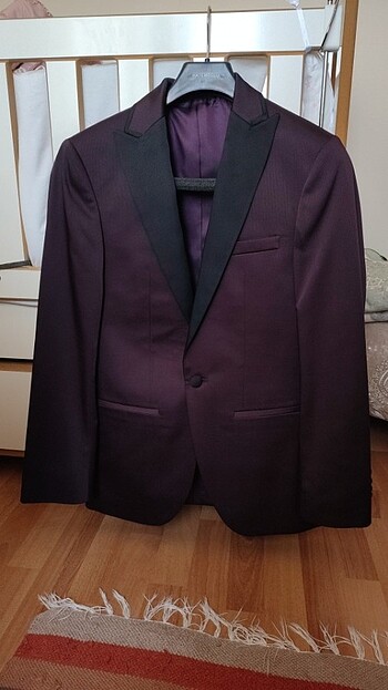 Ceket patlıcan moru pantalon siyah renktir 