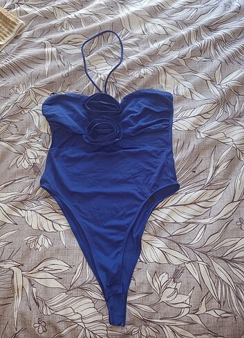 Askılı gül detaylı dekolteli çıtçıtlı zıbın body