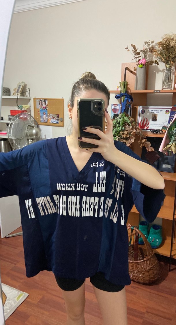 Lacivert V Yaka Baskılı Kadın Tişört - Görsel 3