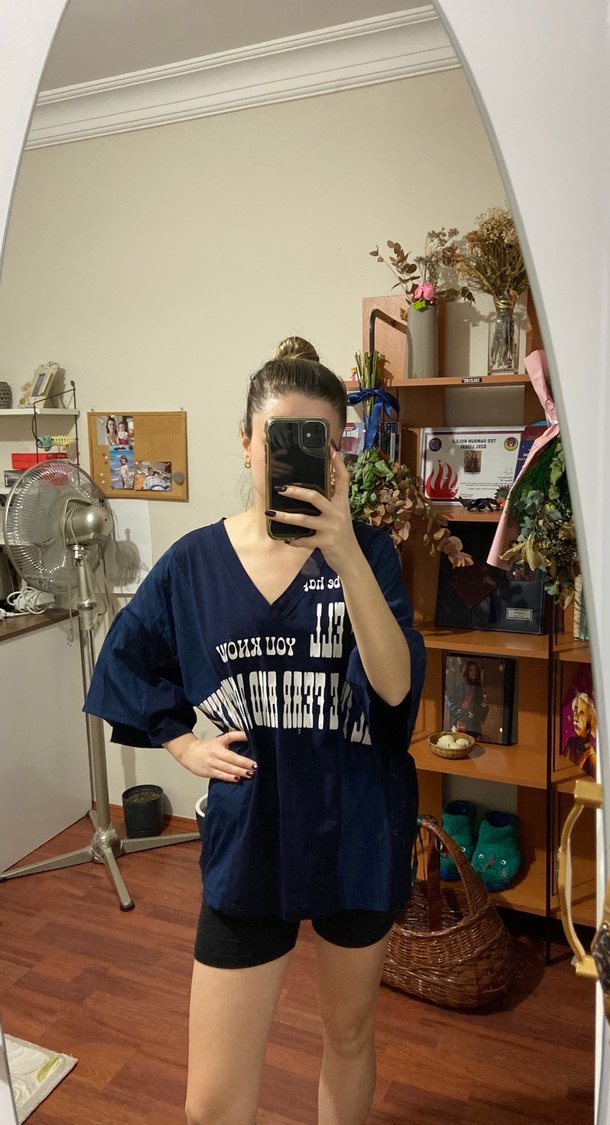 Lacivert V Yaka Baskılı Kadın Tişört - Görsel 2