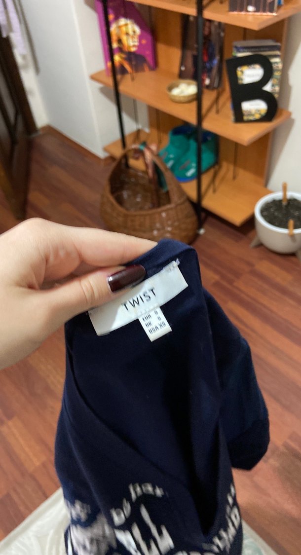 Lacivert V Yaka Baskılı Kadın Tişört - Görsel 4