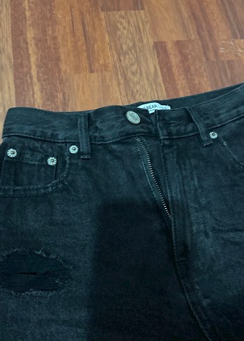 Siyah Yırtık Mini Denim Şort - Görsel 2