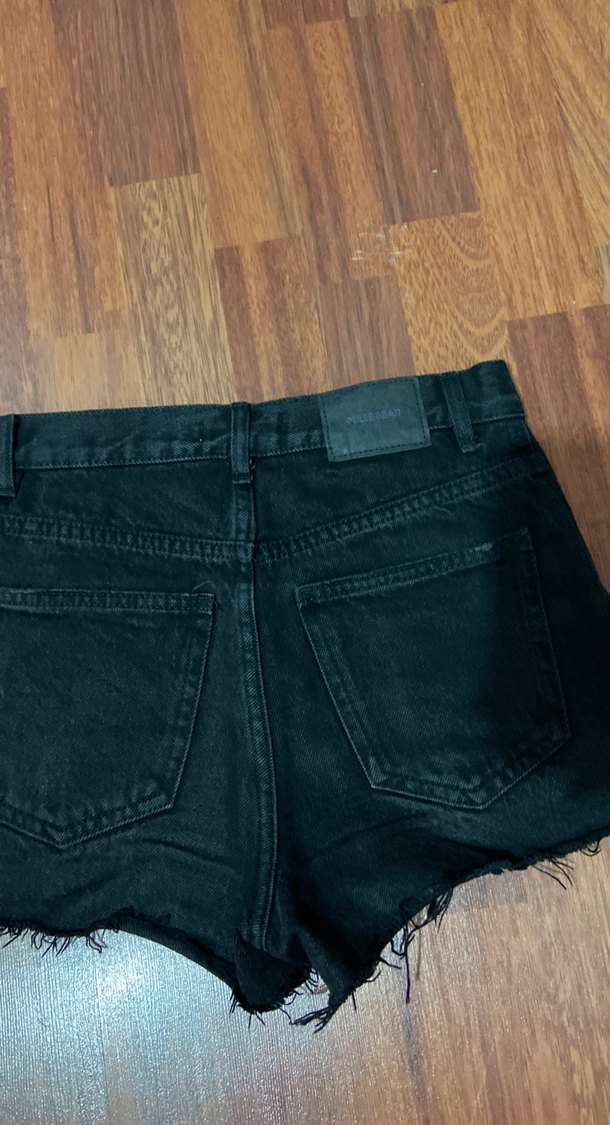 Siyah Yırtık Mini Denim Şort - Görsel 3