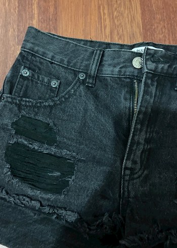Pull and Bear Siyah Yırtık Bol Kesim Kadın Kot Şort - Görsel 2