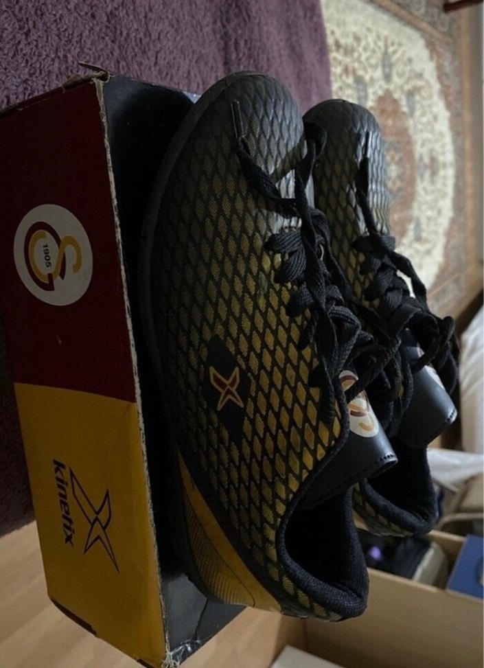 Galatasaray  SK lisanslı Kinetix halı saha  Ayak  çok iyi - Görsel 2