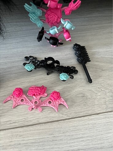 Beden Monster high saç partisi