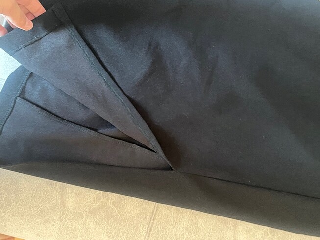 Yırtmaçlı siyah elbise - Görsel 4