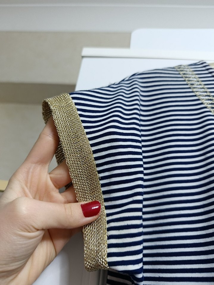 Altın Zincir Detaylı Çizgili Kadın Tişört - Görsel 3