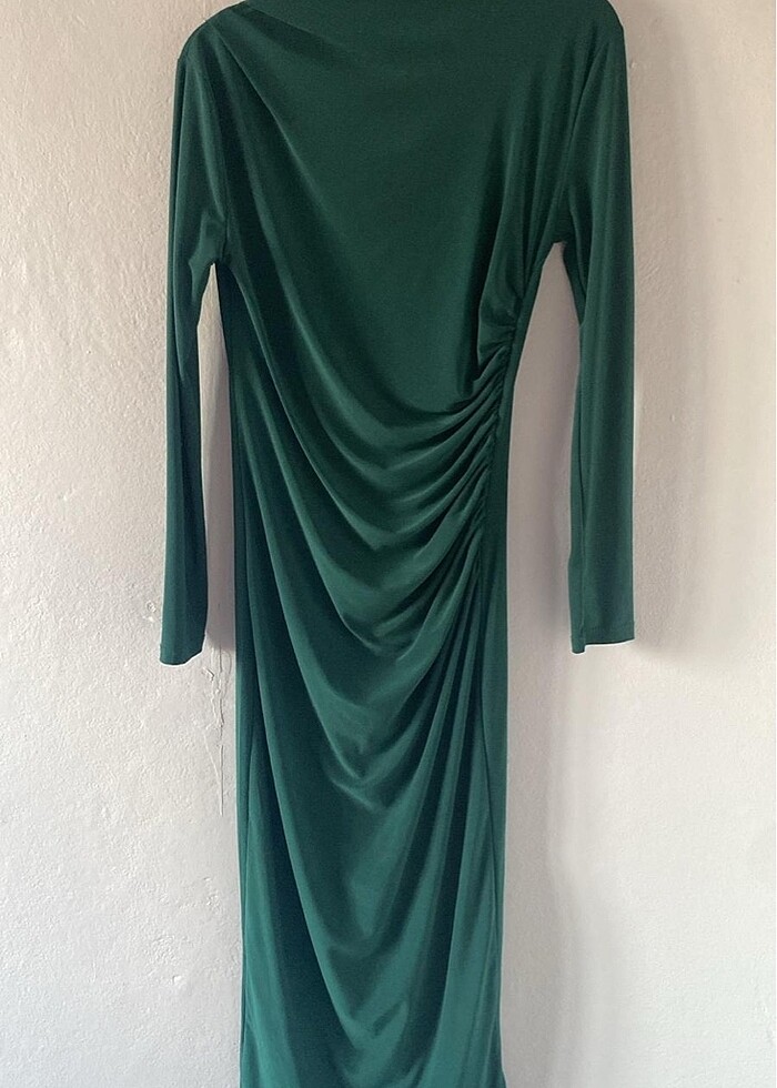 Yeşil elbise - Görsel 1