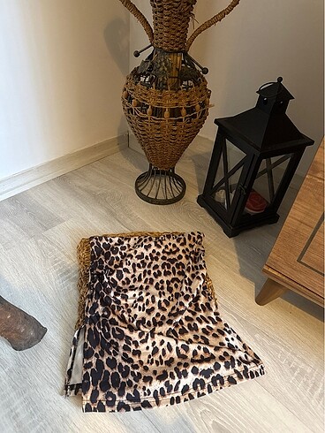 s Beden Leopar yanları açık straplez bluz