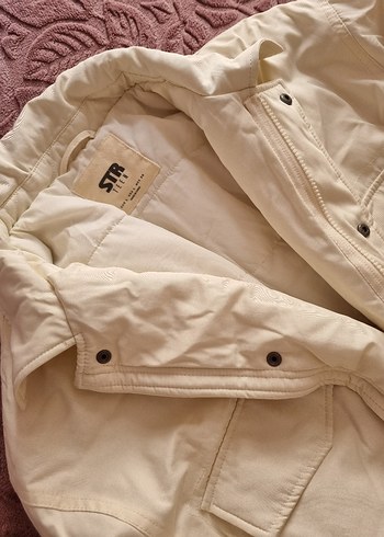 Stradivarius fermuarli ve çıtçıllı Beyaz mont