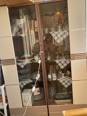 Vitrin kitaplık yada elbise dolabı olarak kullanılır
