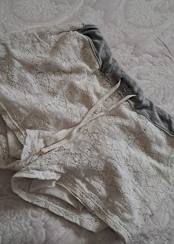 Gri Bel Lastikli Beyaz Dantel Mini Şort