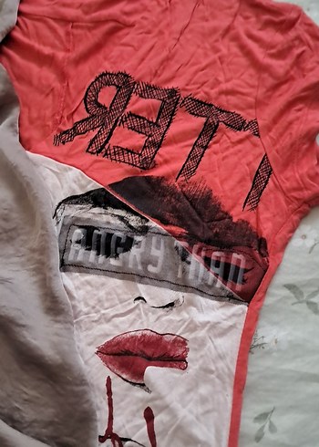 Kısa Kollu Kırmızı Baskılı Tişörtü - Görsel 2