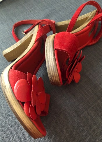 Kırmızı Çiçekli Platform Topuklu Sandalet - Görsel 4