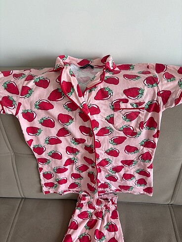 Çilek desenli pijama takımı