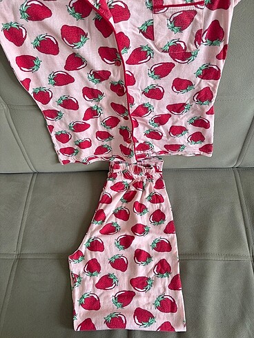 Trendyol & Milla Çilek desenli pijama takımı