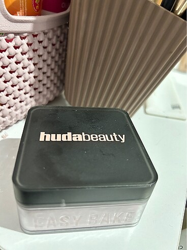 Huda beauty cherry blossom pudra