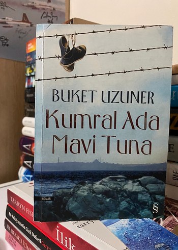Kumral Ada Mavi Tuna - Buket Uzuner