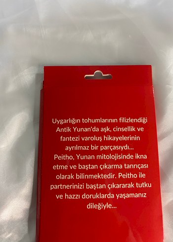 Kırmızı ve Gri Oyun Kartlarıyla Masa Oyunu - Görsel 2