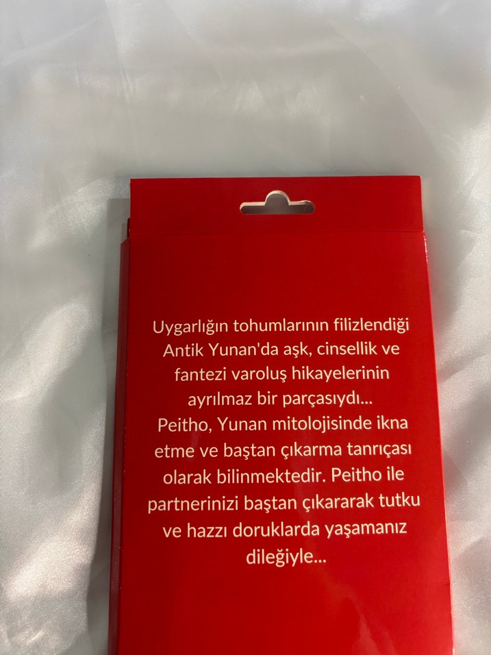 Kırmızı ve Gri Oyun Kartlarıyla Masa Oyunu - Görsel 2