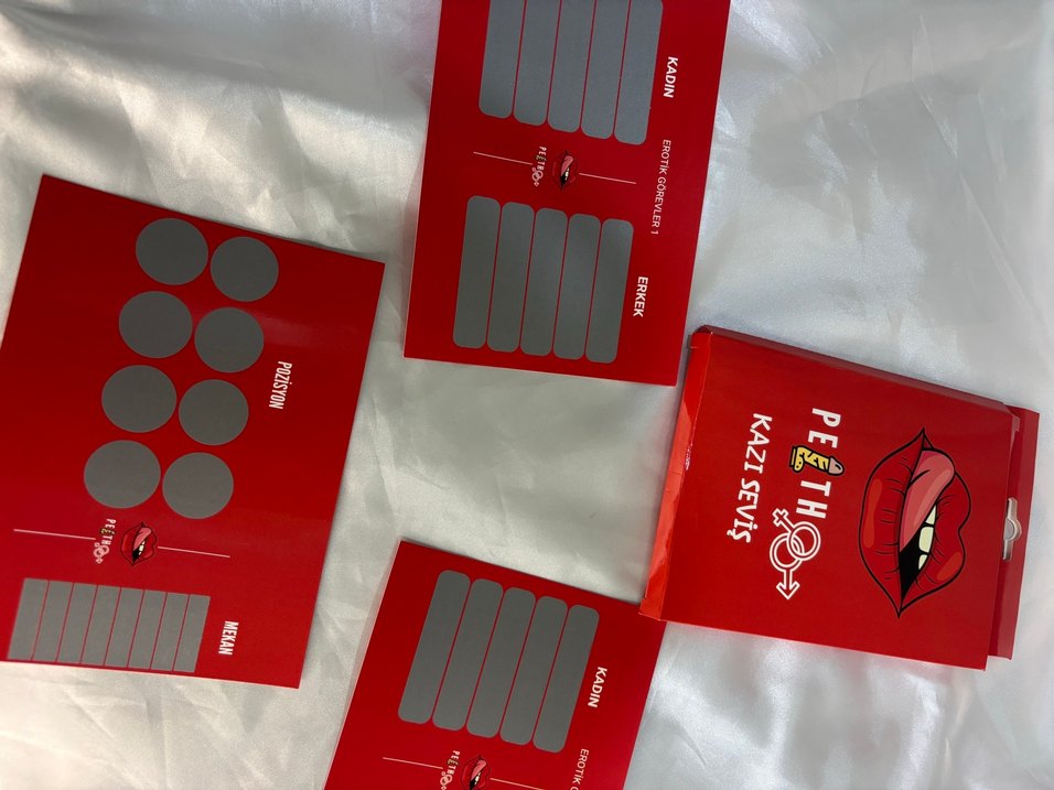 Kırmızı ve Gri Oyun Kartlarıyla Masa Oyunu - Görsel 3