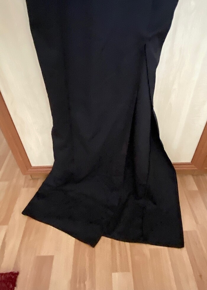 trenyolmilla etiketli dekolteli elbise yırtmaçlı - Görsel 3