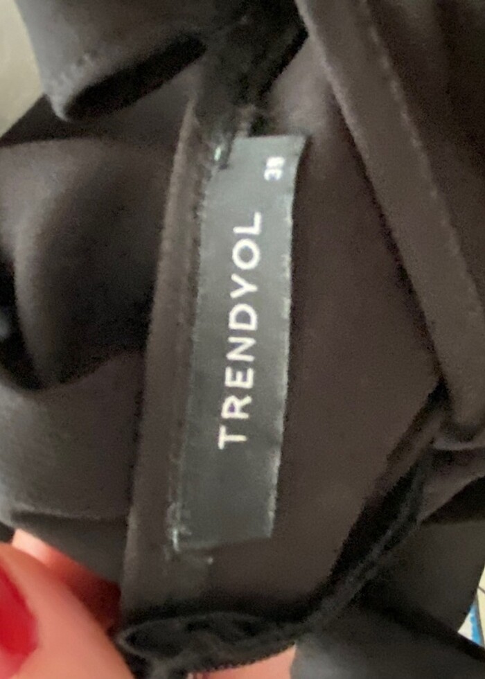 Kolları fırfırlı siyah kısa elbise - Görsel 3