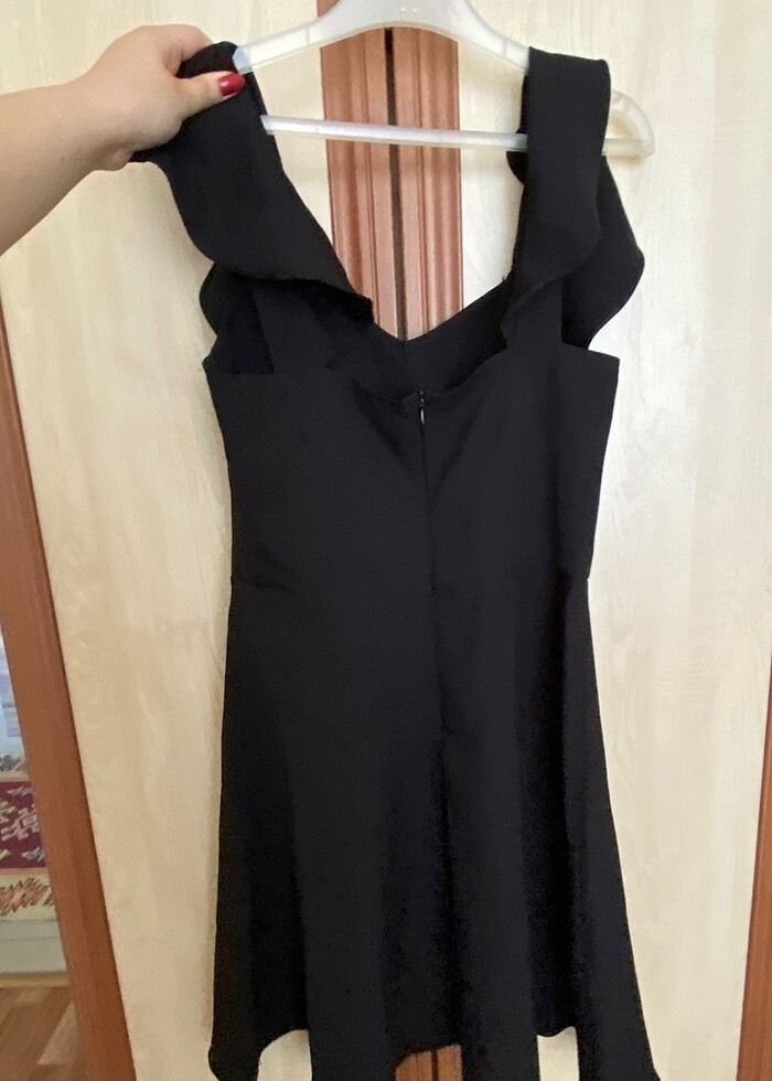 Kolları fırfırlı siyah kısa elbise - Görsel 2