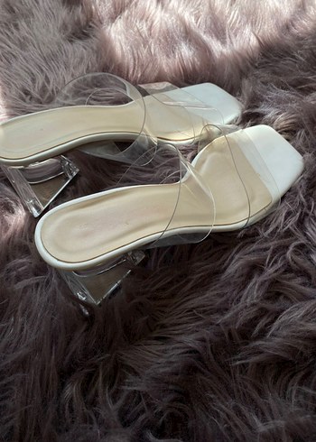 Şeffaf Bantlı Beyaz Stiletto Terlik