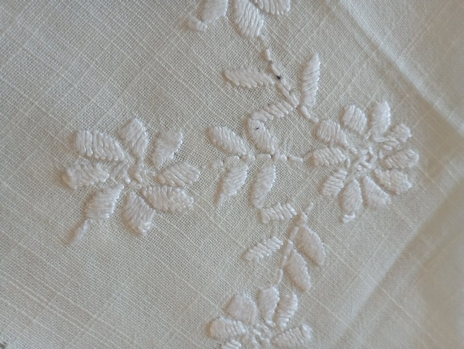 Nakışlı Beyaz Masa Örtüsü 41x44 cm - Görsel 2