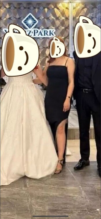 Siyah yırtmaçlı elbise