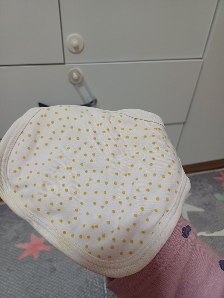 Beyaz Desenli Bebek Önlüğü - Görsel 3