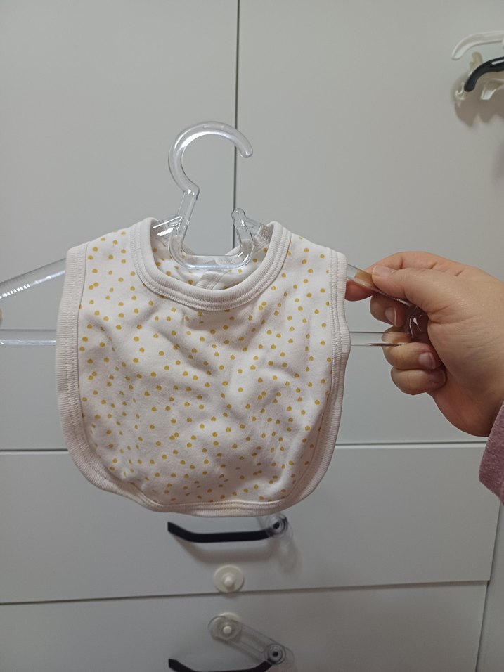 Beyaz Desenli Bebek Önlüğü - Görsel 2