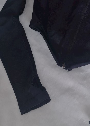 Siyah Yüksek Yakalı Uzun Kollu  Dar KesimKadın Spor Üst - Görsel 3