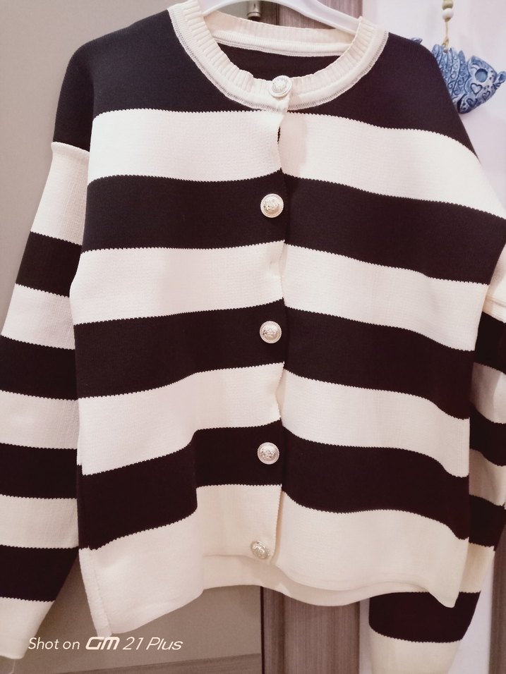 Düğmeli Siyah Beyaz Çizgili Kadın Hırka - Görsel 2