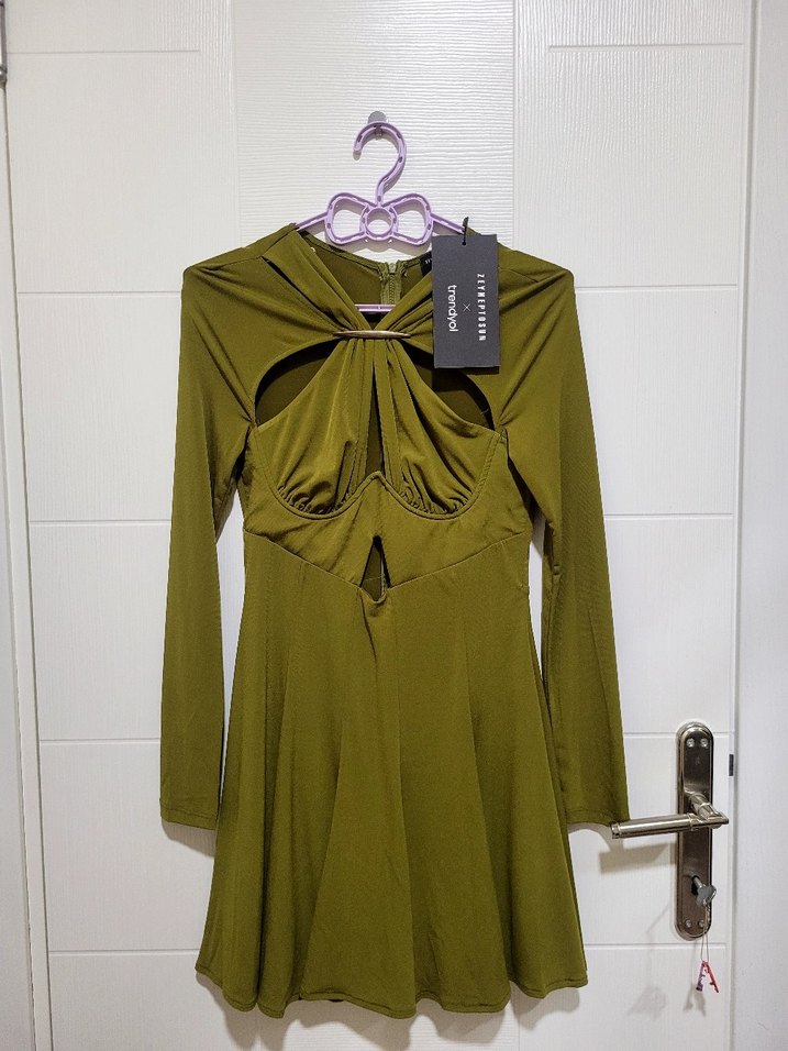 Zeynep Tosun Dekolteli Parti Elbisesi - Görsel 2