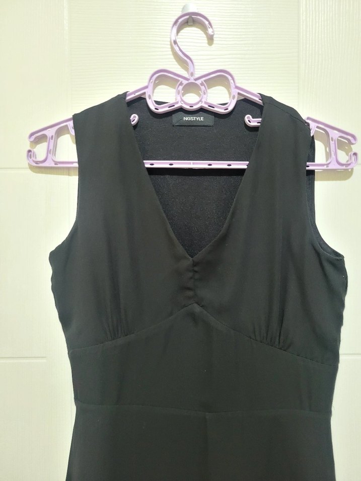 Siyah V Yakalı Uzun Gösterişli Kadın Elbise - Görsel 3