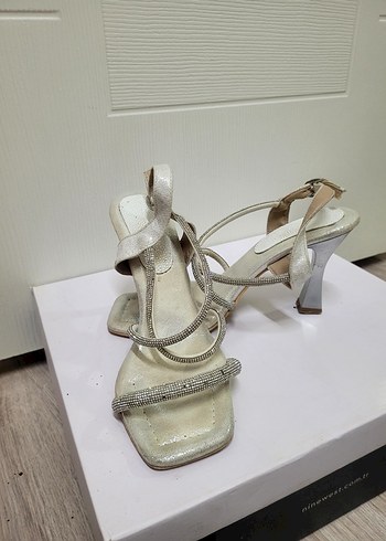 Beyaz Parlak Topuklu Abiye Ayakkabı - Görsel 4