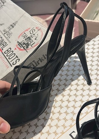 Marjin Siyah Bilekten Bağlamalı Stiletto Topuklu Kadın Ayakkabı