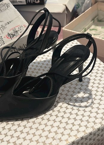 Siyah Bilekten Bağlamalı Stiletto Topuklu Kadın Ayakkabı