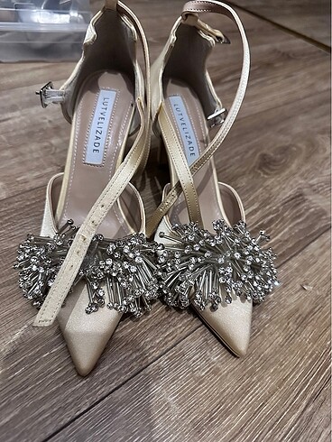 Bej saten kumaş taşlı stiletto